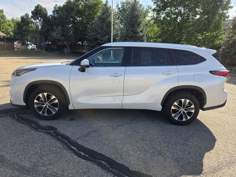 Used 2021 Toyota Highlander XLE AWD/4WD image 2