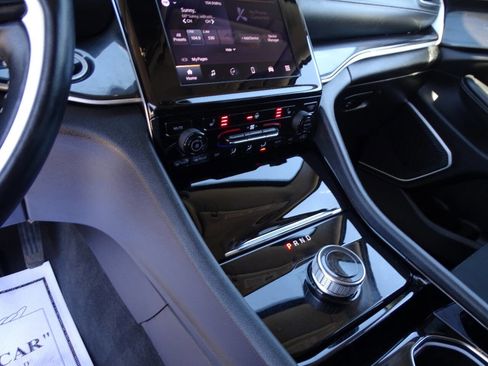 Used 2022 Jeep Grand Cherokee Laredo w/ Luxury Tech Group I image 34