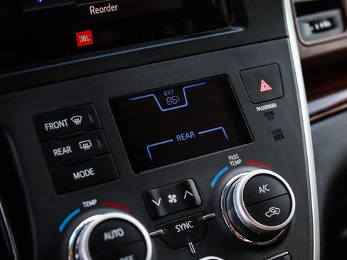 Used 2017 Toyota Sienna Limited Premium image 51