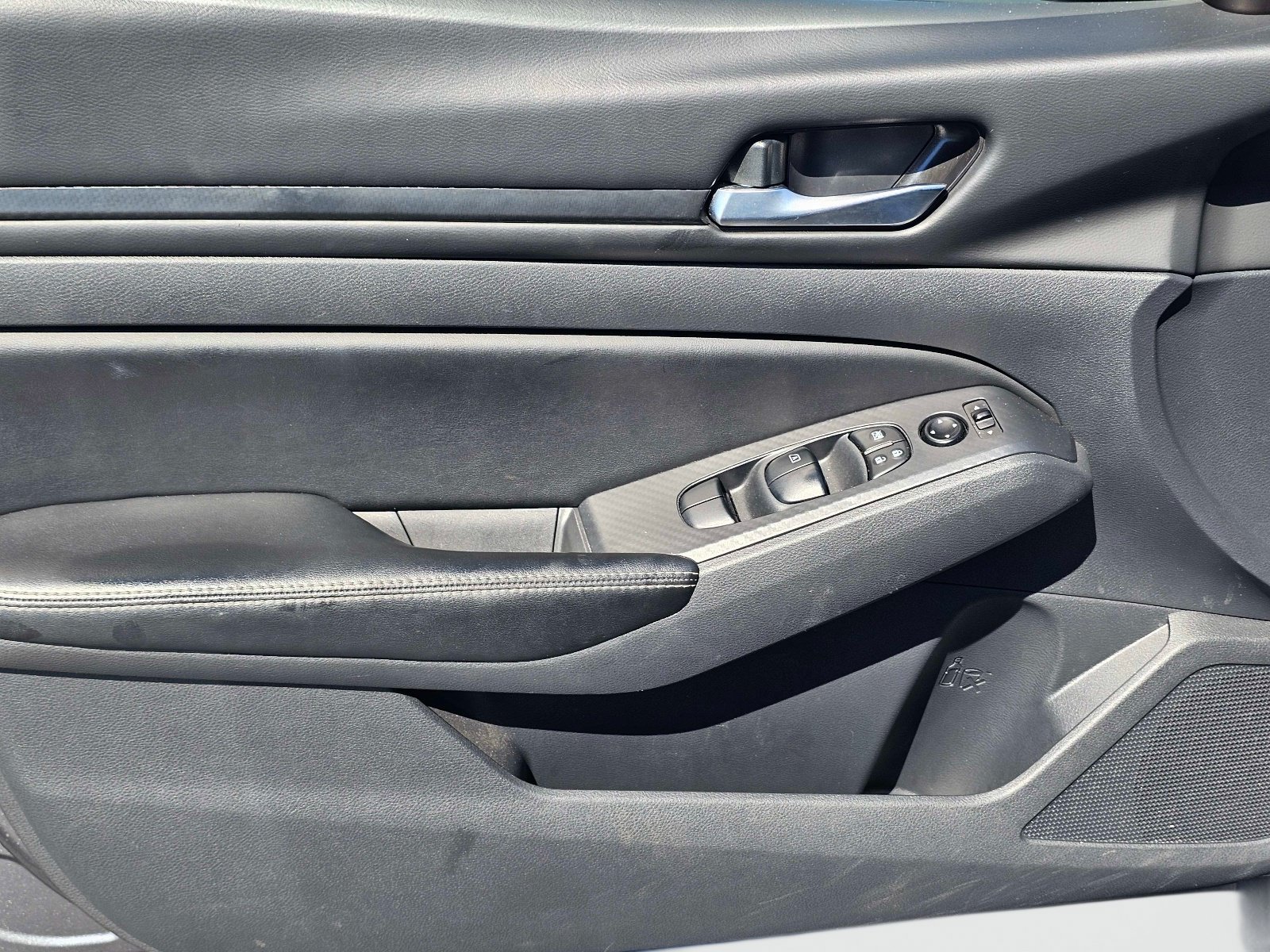Used 2025 Nissan Altima 2.5 SV FWD image 13