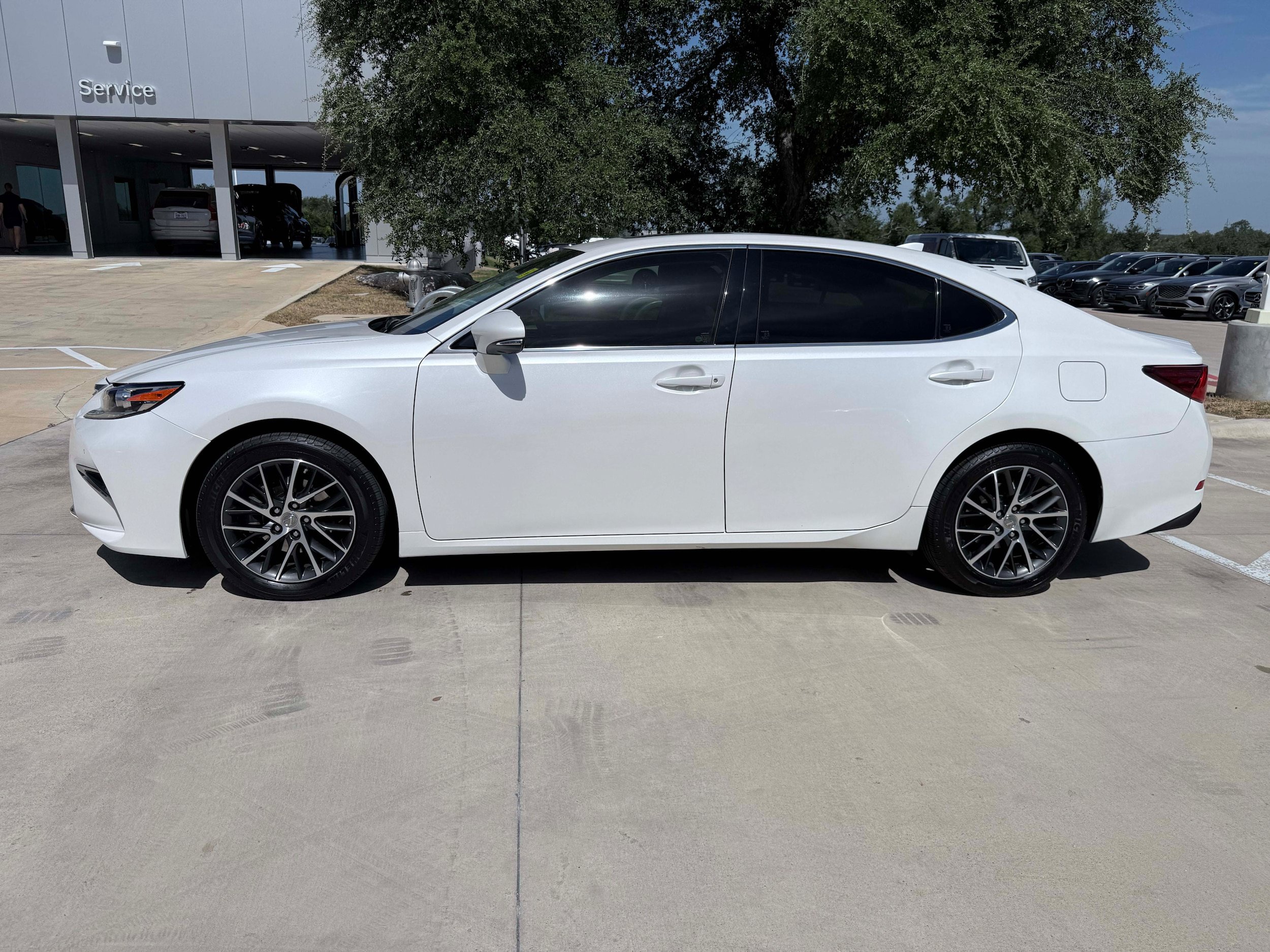 Used 2016 Lexus ES 350 w/ Luxury Package w/Wood Trim FWD image 3