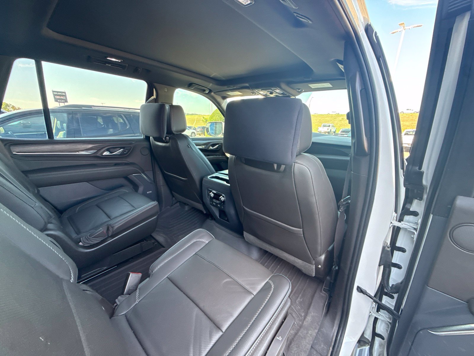 Used 2021 GMC Yukon Denali w/ Denali Premium Package AWD/4WD image 12