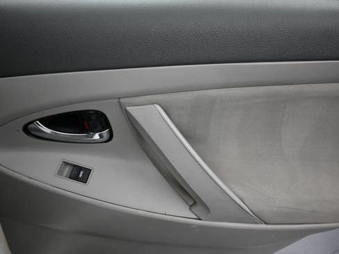 Used 2011 Toyota Camry LE FWD image 32