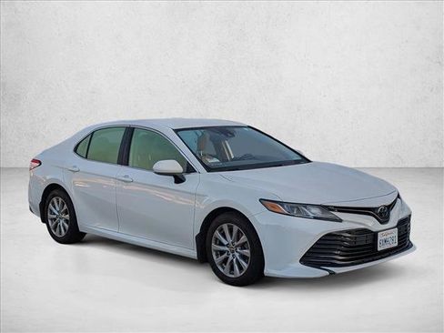 Used 2019 Toyota Camry LE image 3
