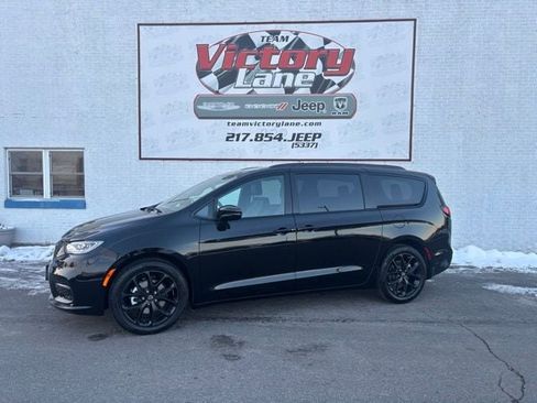 New 2026 Chrysler Pacifica Limited w/ S Appearance Package image 1