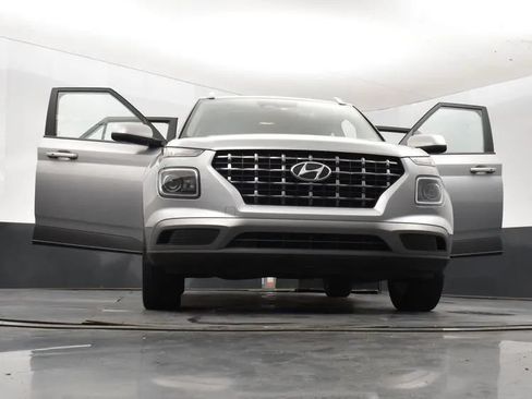 Used 2025 Hyundai Venue SEL FWD image 11