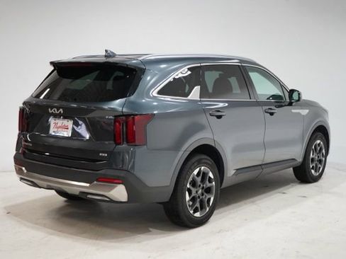 Used 2024 Kia Sorento S image 8