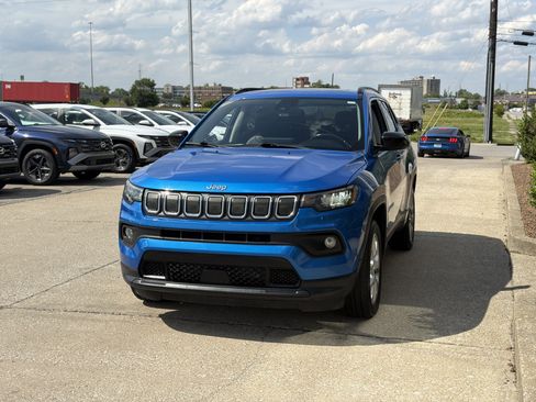 Used 2022 Jeep Compass Latitude w/ Sun and Sound Group AWD/4WD image 17
