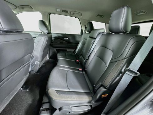 Used 2025 Nissan Pathfinder SL AWD/4WD image 24