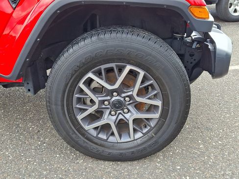 Used 2025 Jeep Wrangler Unlimited Sahara AWD/4WD image 9
