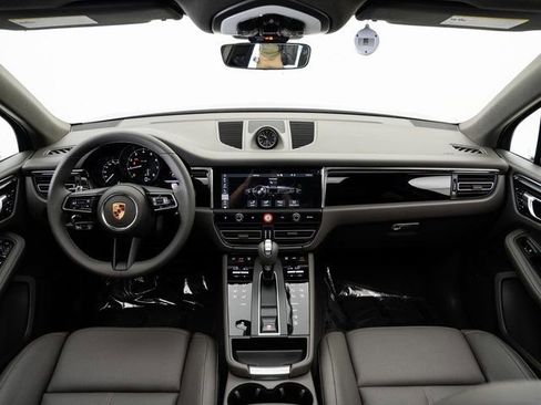 Certified 2025 Porsche Macan image 22