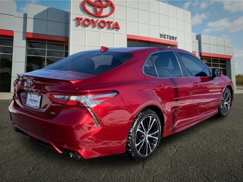 Used 2018 Toyota Camry SE image 3