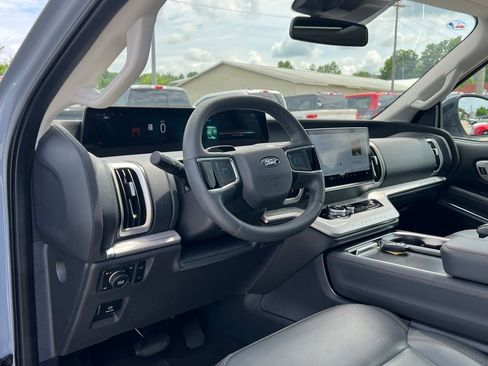 Used 2025 Ford Expedition Active AWD/4WD image 13