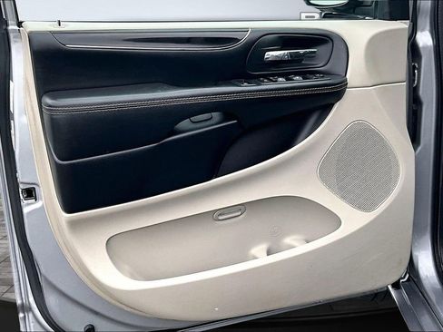 Used 2020 Dodge Grand Caravan SXT FWD image 21