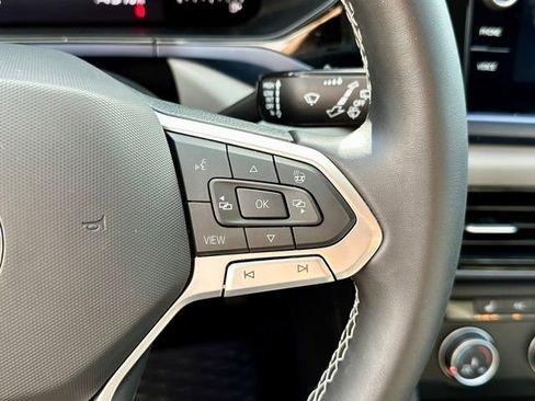 Certified 2022 Volkswagen Taos SE FWD image 33