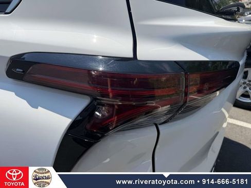 Used 2023 Toyota Sienna XSE w/ XSE Plus Package AWD/4WD image 11