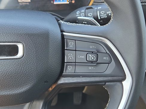 Used 2023 Jeep Grand Cherokee Laredo image 22