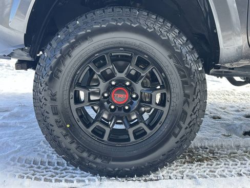 Used 2018 Toyota Tacoma TRD Sport w/ Technology Package AWD/4WD image 14