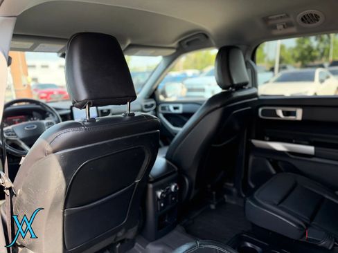 Used 2020 Ford Explorer XLT w/ Equipment Group 202A AWD/4WD image 16