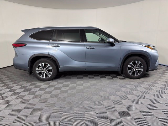 Used 2020 Toyota Highlander XLE AWD/4WD image 5