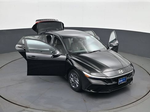 Certified 2024 Hyundai Elantra SEL FWD image 29