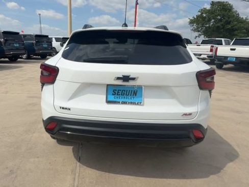 Certified 2025 Chevrolet Trax RS w/ Sunroof Package FWD image 7