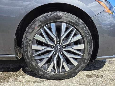 Used 2024 Nissan Altima 2.5 SV FWD image 11