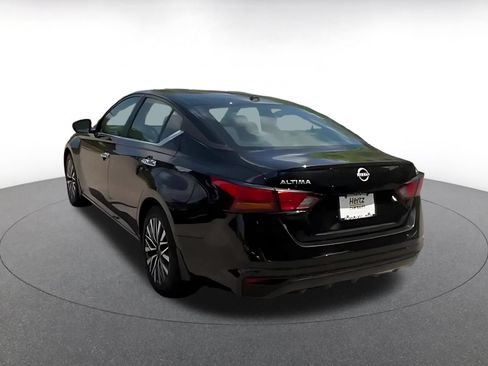 Used 2025 Nissan Altima 2.5 SV FWD image 11