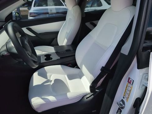 Used 2022 Tesla Model Y Performance image 9