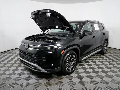 Certified 2025 Volkswagen Tiguan S w/ 18" Wheel Package image 31