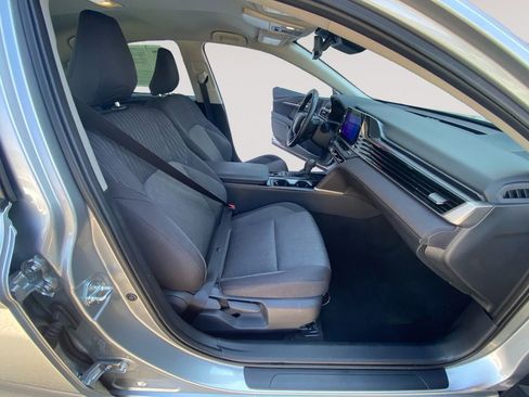 Used 2025 Toyota Camry LE w/ Convenience Package image 15