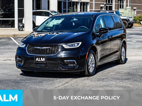 Used 2024 Chrysler Pacifica Touring-L image 4