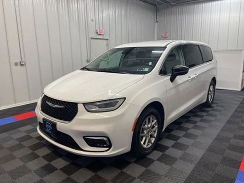 Used 2024 Chrysler Pacifica Touring-L image 6