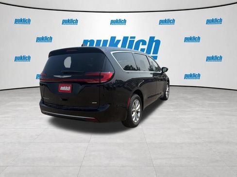 Used 2023 Chrysler Pacifica Touring-L w/ Uconnect Theater Family Group AWD/4WD image 5