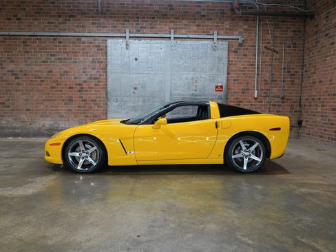 Used 2008 Chevrolet Corvette Coupe w/ Z51 Performance Package RWD image 1