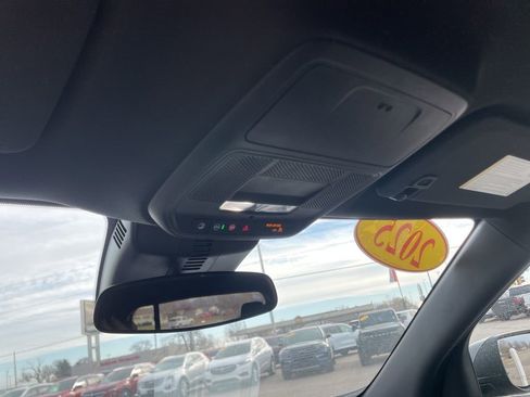 Used 2025 Chevrolet Traverse LT image 29