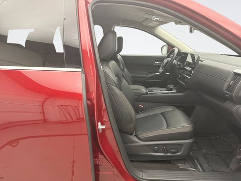 Used 2023 Nissan Pathfinder SL AWD/4WD image 18