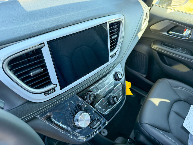 New 2026 Chrysler Pacifica Select FWD image 18