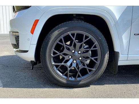 Used 2025 Jeep Grand Cherokee L Summit AWD/4WD image 9