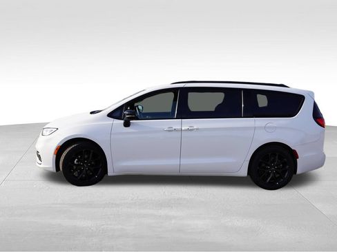 Certified 2025 Chrysler Pacifica Limited FWD image 9