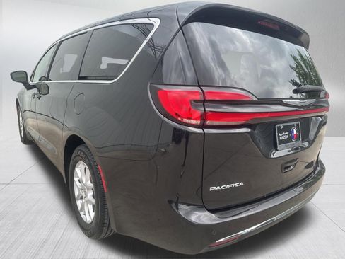 Used 2023 Chrysler Pacifica Touring-L image 6