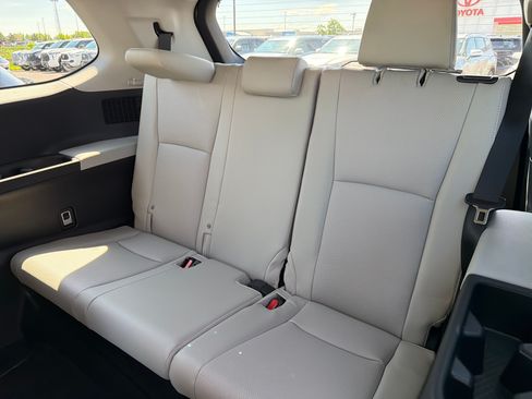 Used 2024 Toyota Grand Highlander AWD image 25