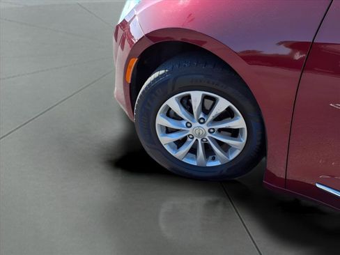 Used 2017 Chrysler Pacifica Touring-L image 18