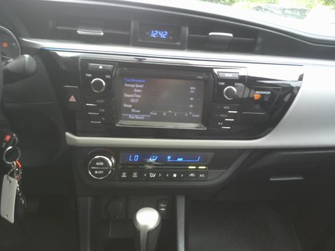 Used 2014 Toyota Corolla LE FWD image 16