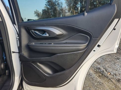 Used 2024 GMC Terrain SLT image 19