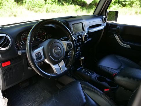 Used 2016 Jeep Wrangler Unlimited Rubicon AWD/4WD image 2