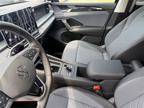 New 2025 Volkswagen Tiguan SE image 9