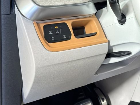 Used 2025 Volkswagen ID. Buzz 1st Edition image 10