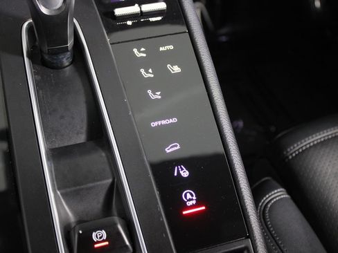 Used 2022 Porsche Macan AWD/4WD image 25