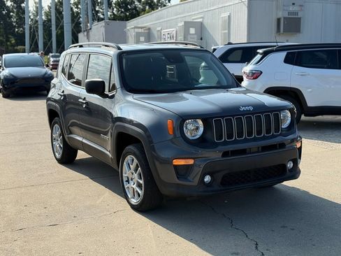 Used 2022 Jeep Renegade Latitude AWD/4WD image 4